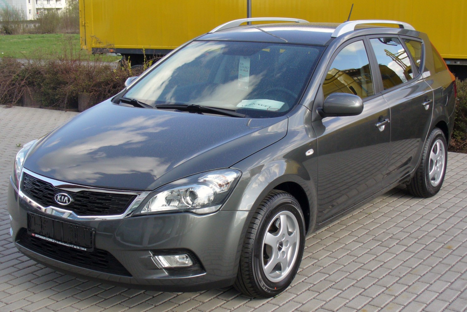 Front-side view of a station wagon with roof rails and alloy wheels