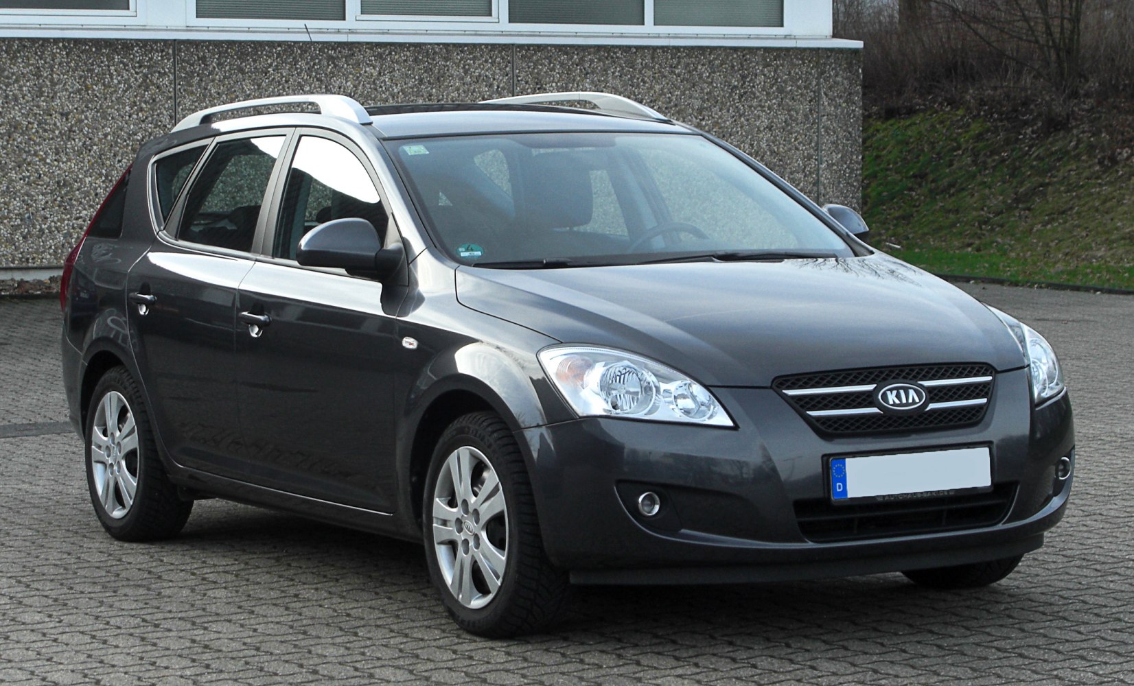 Front-side view of estate car with roof rails and alloy wheels