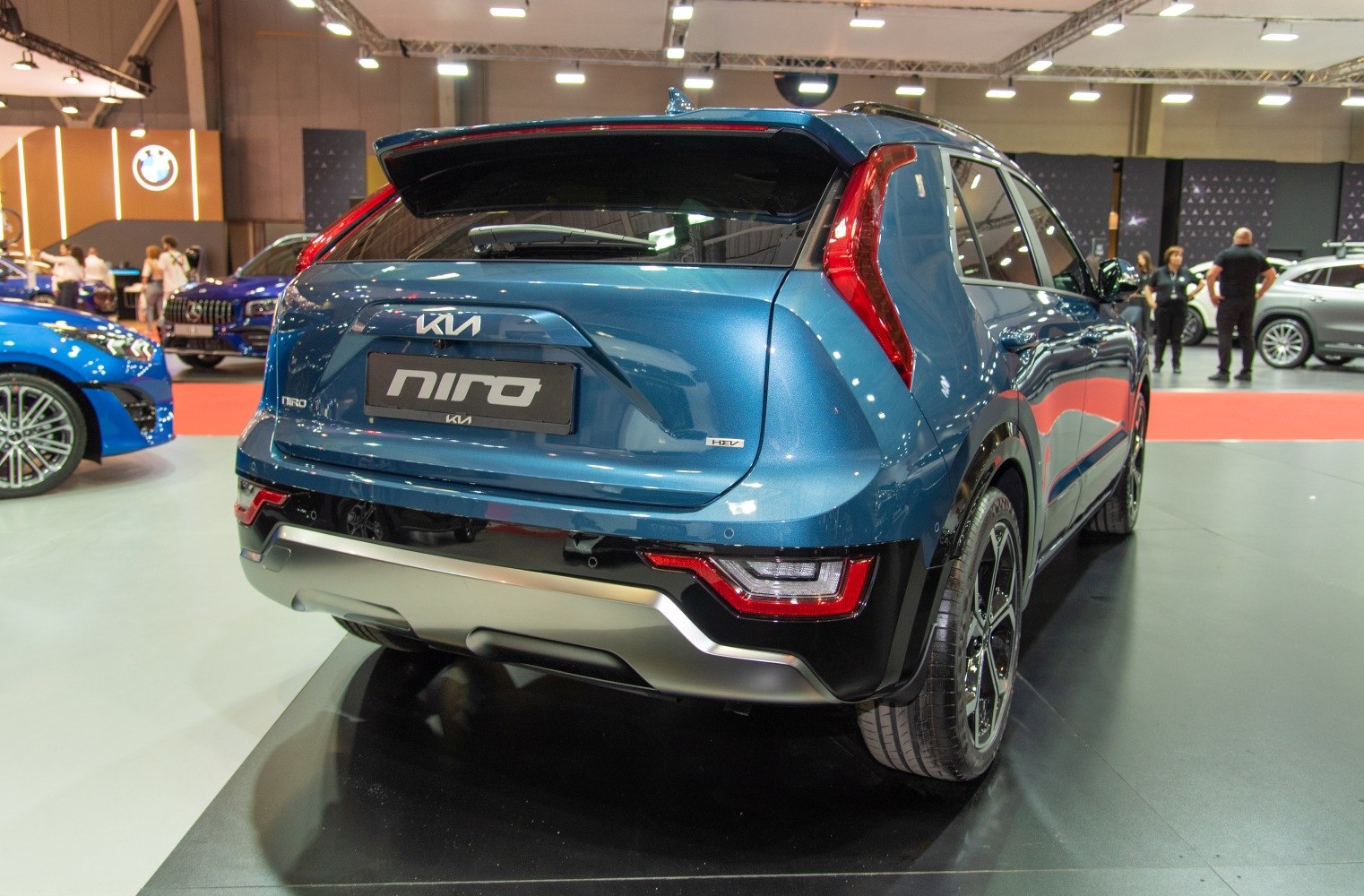 Rear view with hybrid badge and modern taillights in blue finish