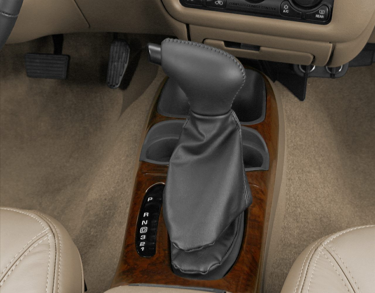 Automatic gear shift lever with leather boot and wood-trimmed center console