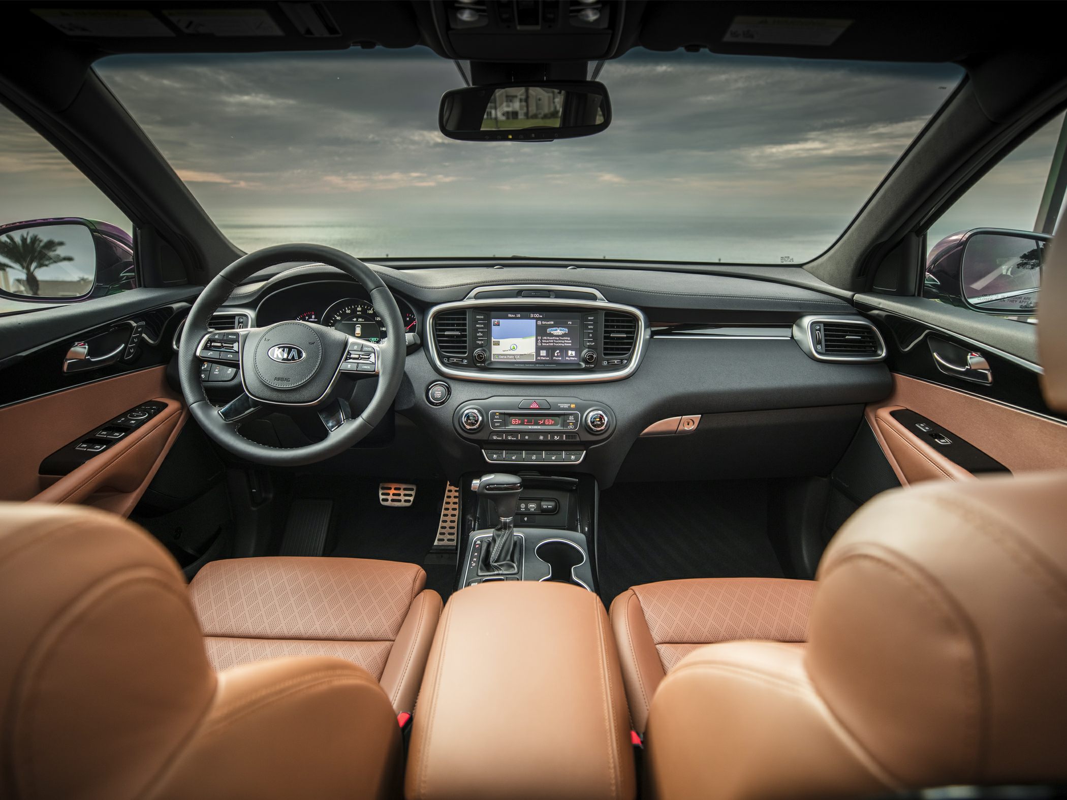Dashboard, touchscreen display, steering wheel, leather seats