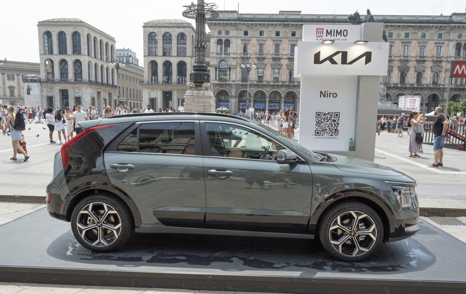 Side profile with two-tone paint and stylish five-spoke wheels