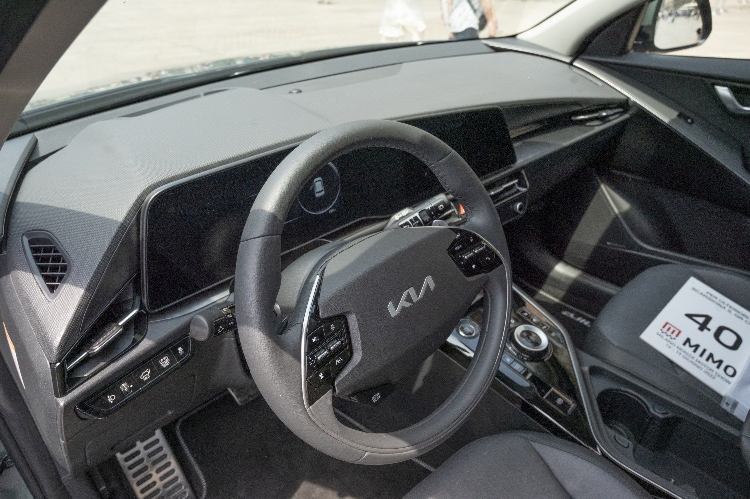 Modern digital dashboard and multifunction steering wheel.