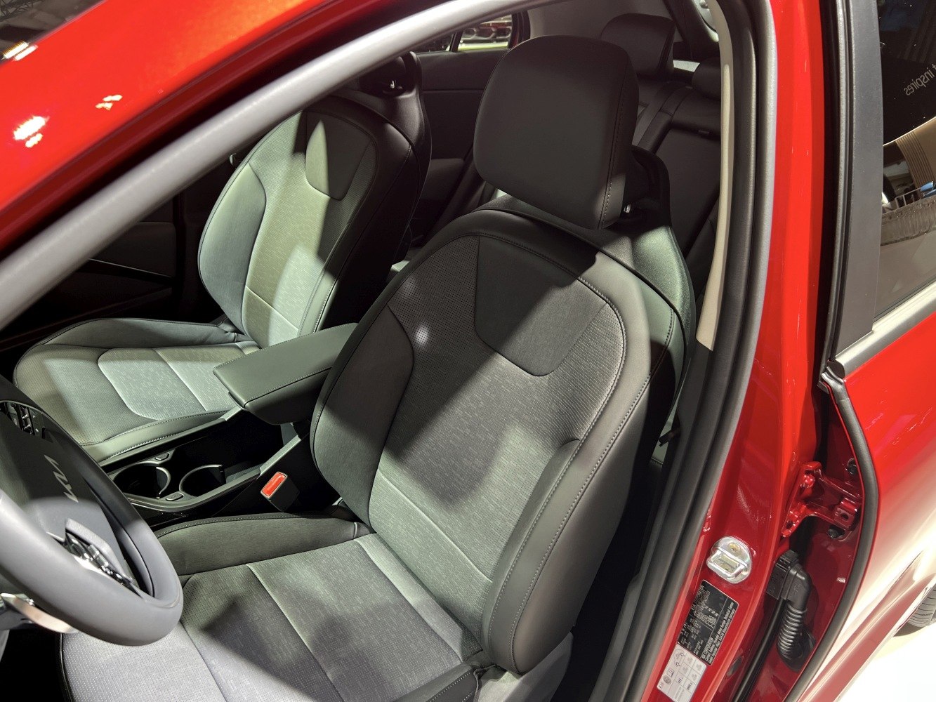 Front seats with ergonomic design and premium upholstery