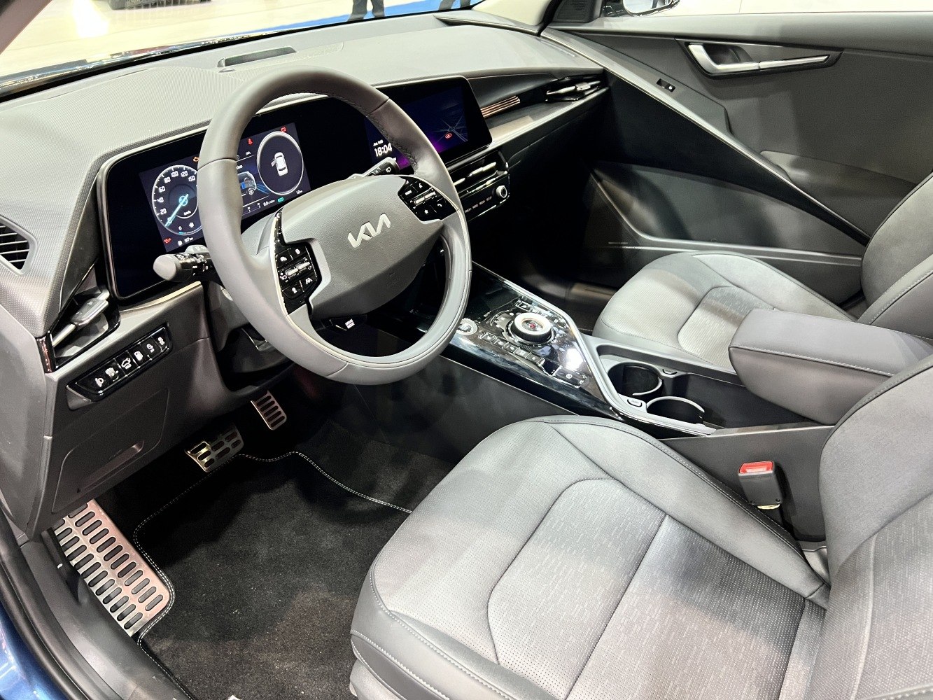 Digital instrument cluster and modern central console with rotary dial