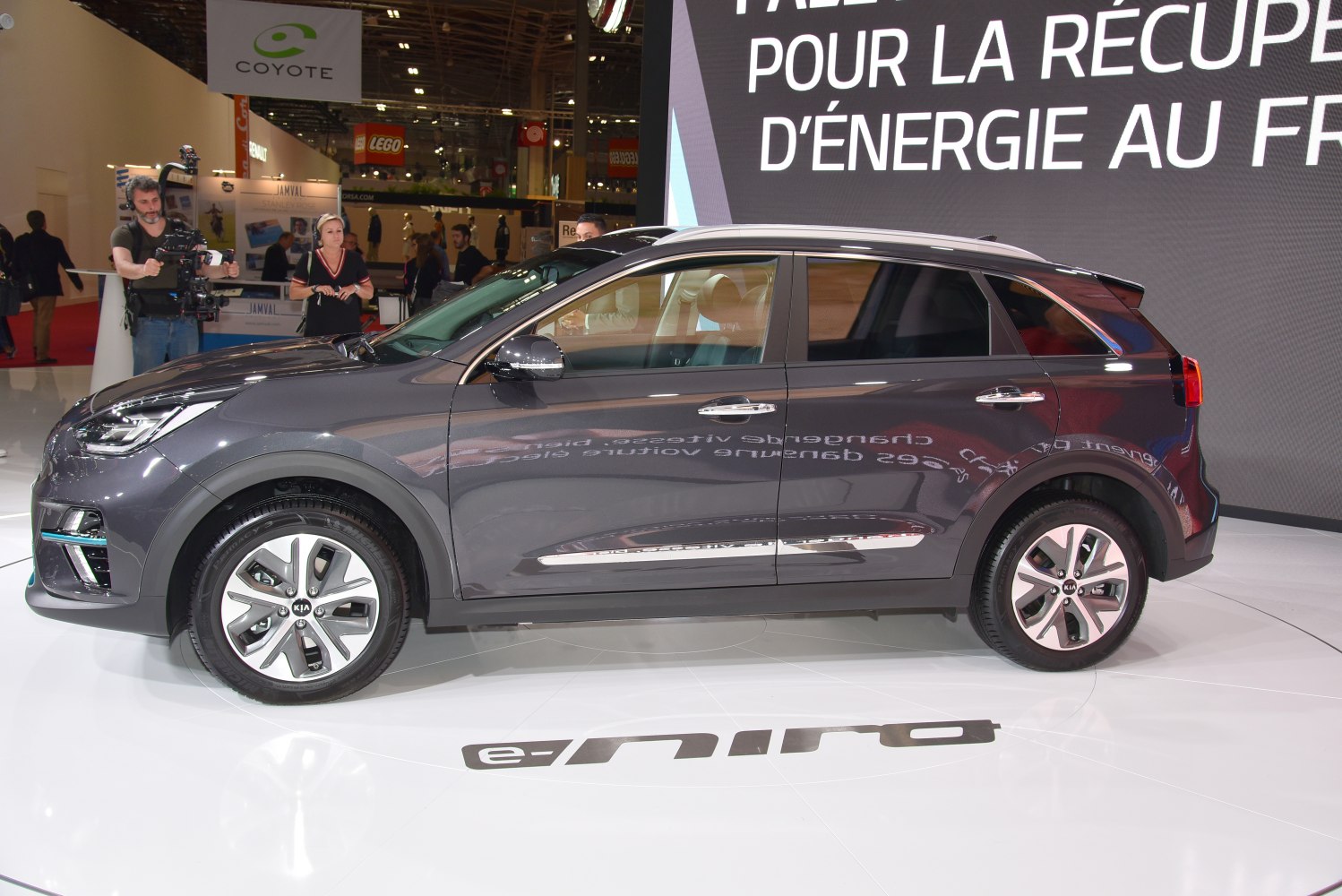 Side profile of 2019 Kia Niro I facelift with alloy wheels
