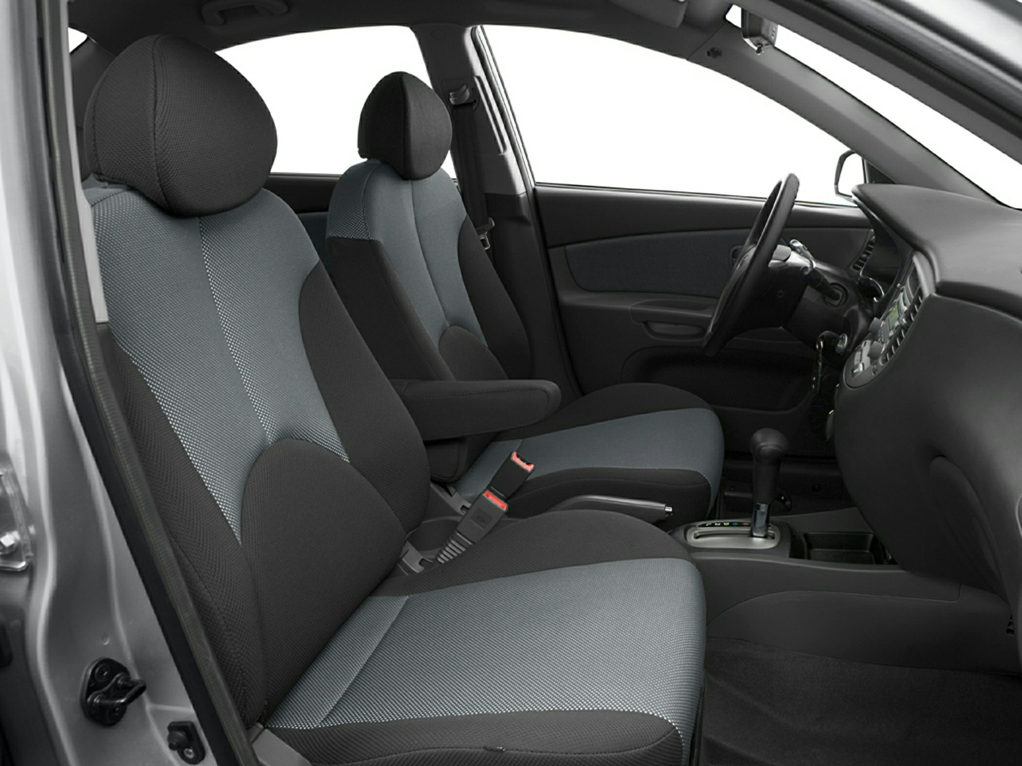 Front seats and dashboard with fabric upholstery and automatic gear shift