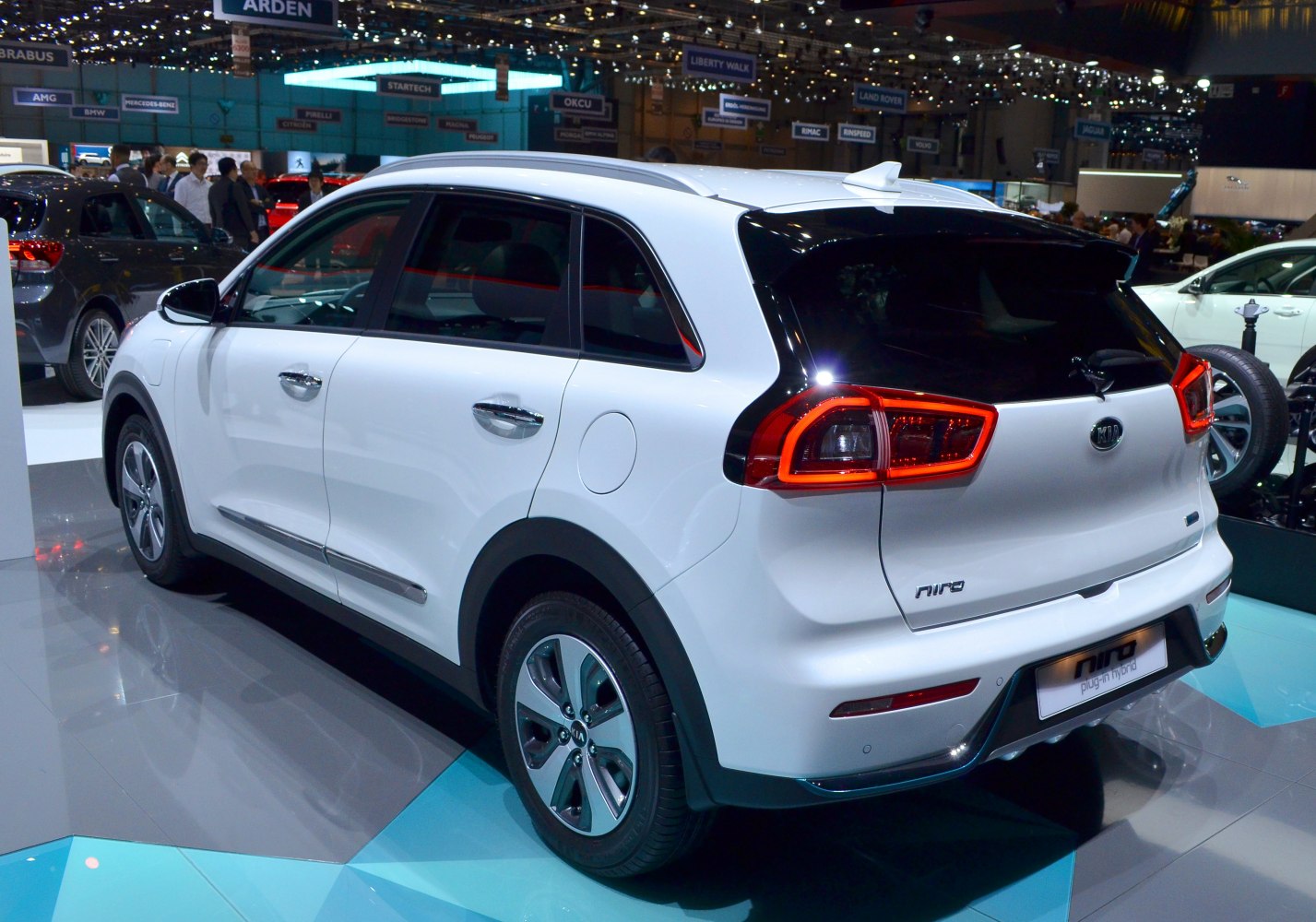 White Kia Niro I rear with distinctive taillights and plug-in hybrid badge