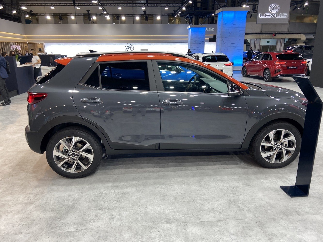 Facelift subcompact SUV with two-tone roof and alloy wheels side view