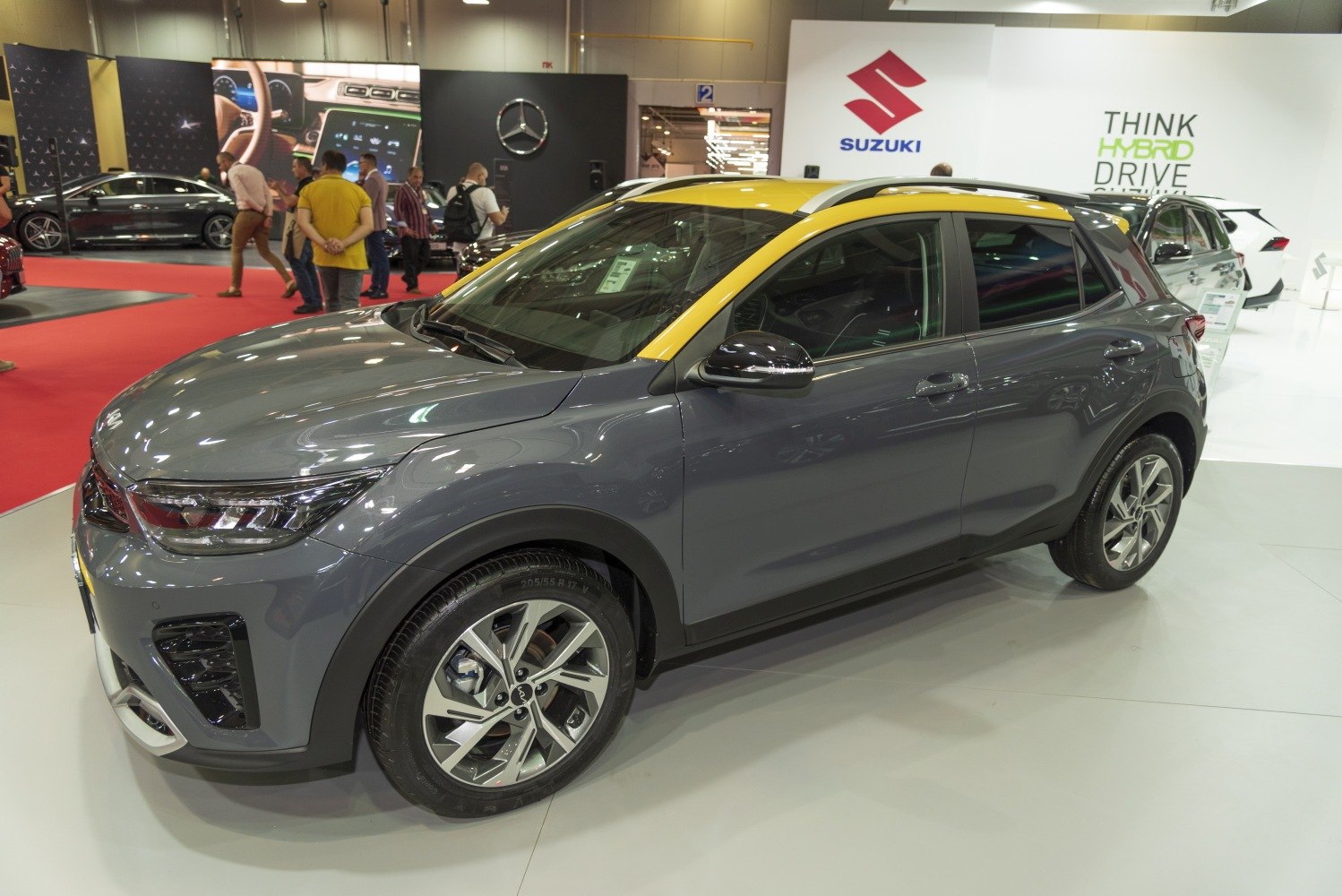Facelift SUV with two-tone roof and alloy wheels