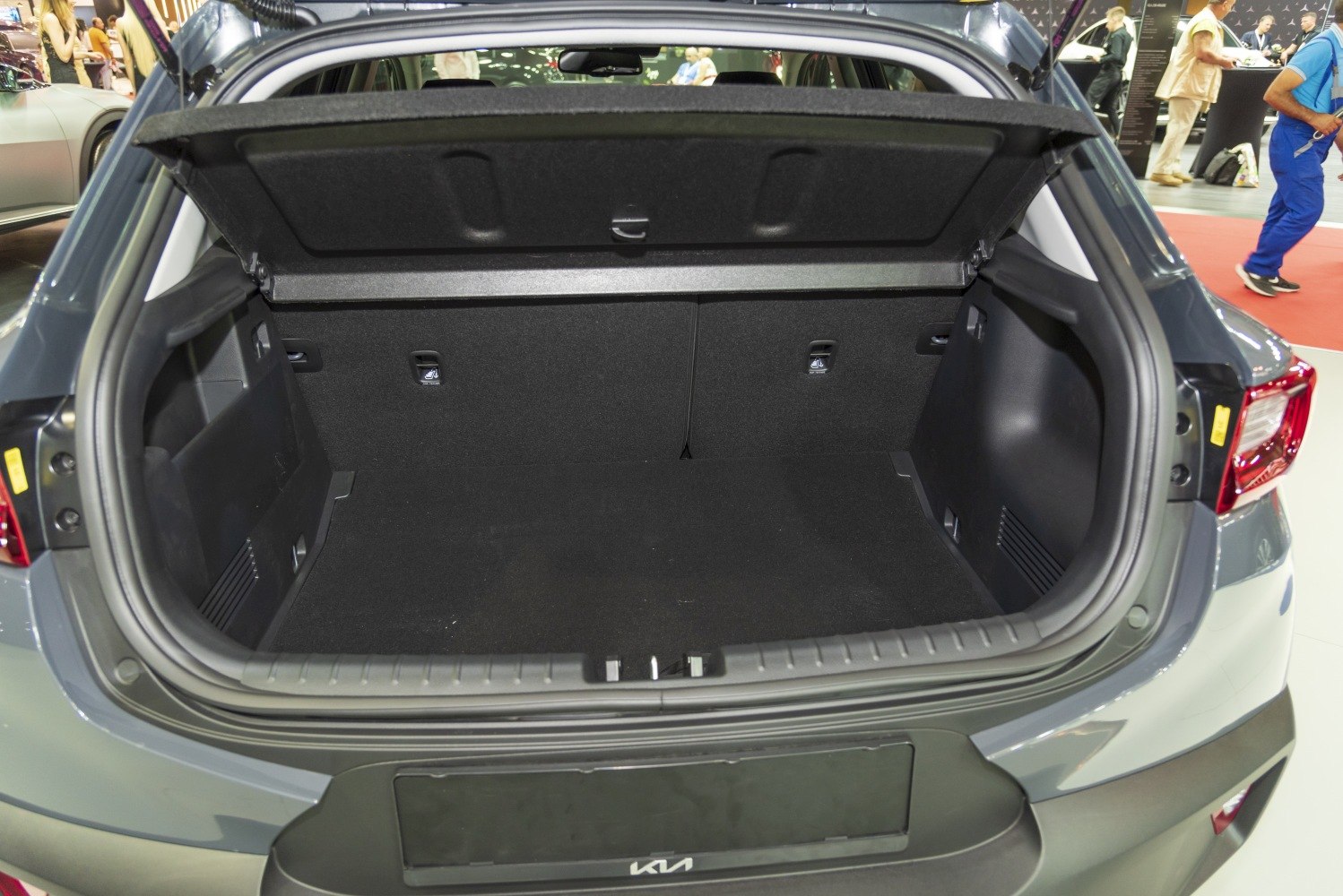 Spacious rear trunk compartment of a hatchback with flat floor.