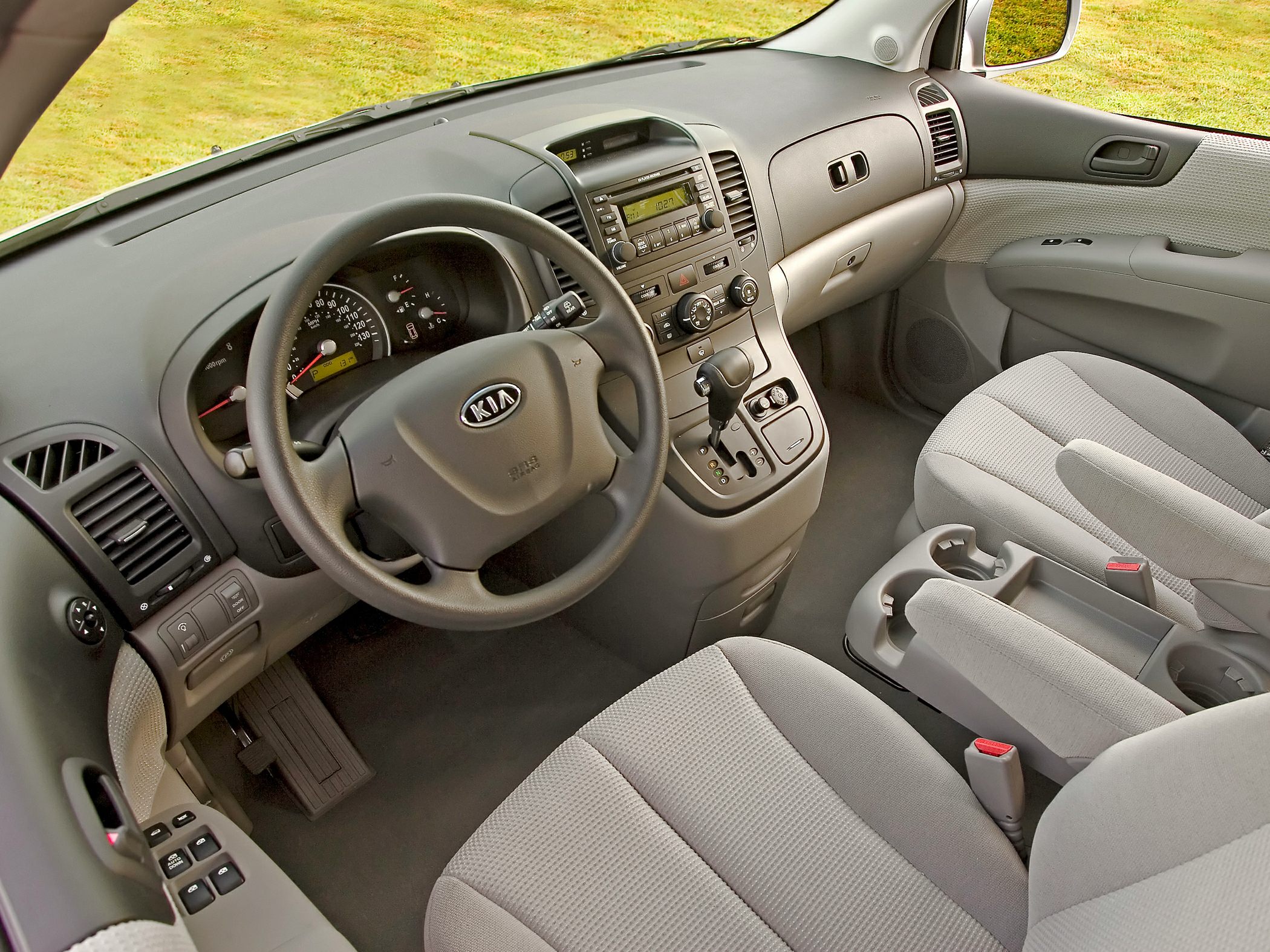 Dashboard, steering wheel, automatic gearshift, front seats interior view