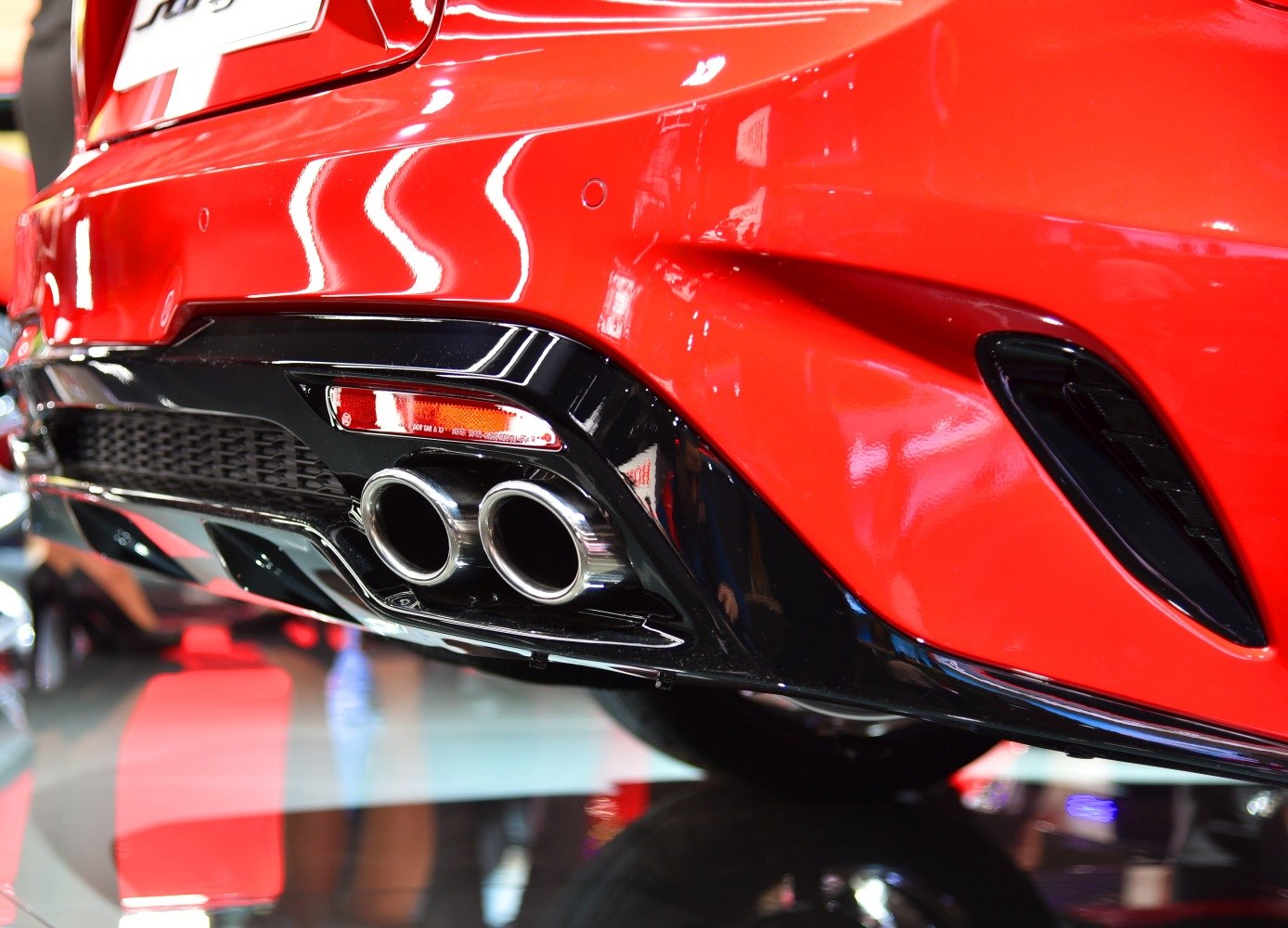 Rear bumper with dual chrome exhausts and sporty diffuser