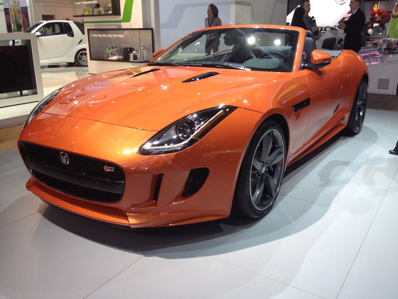 Aerodynamic front with sharp headlights and sporty convertible design