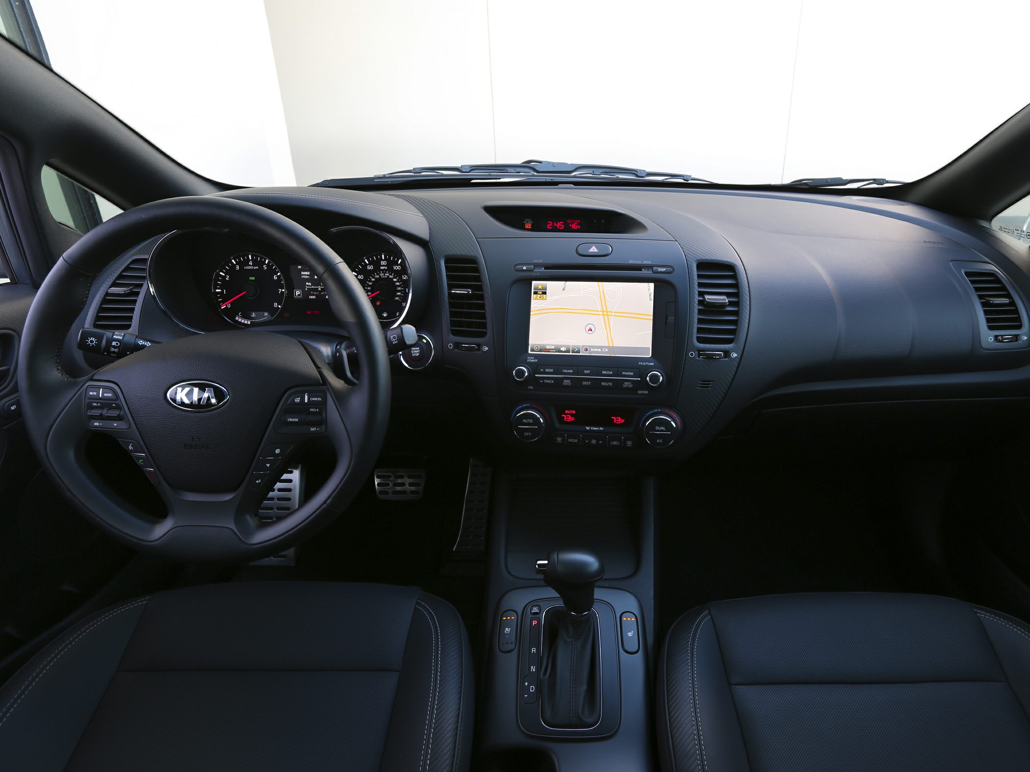 Dashboard with central touchscreen, multifunction steering wheel, automatic climate control