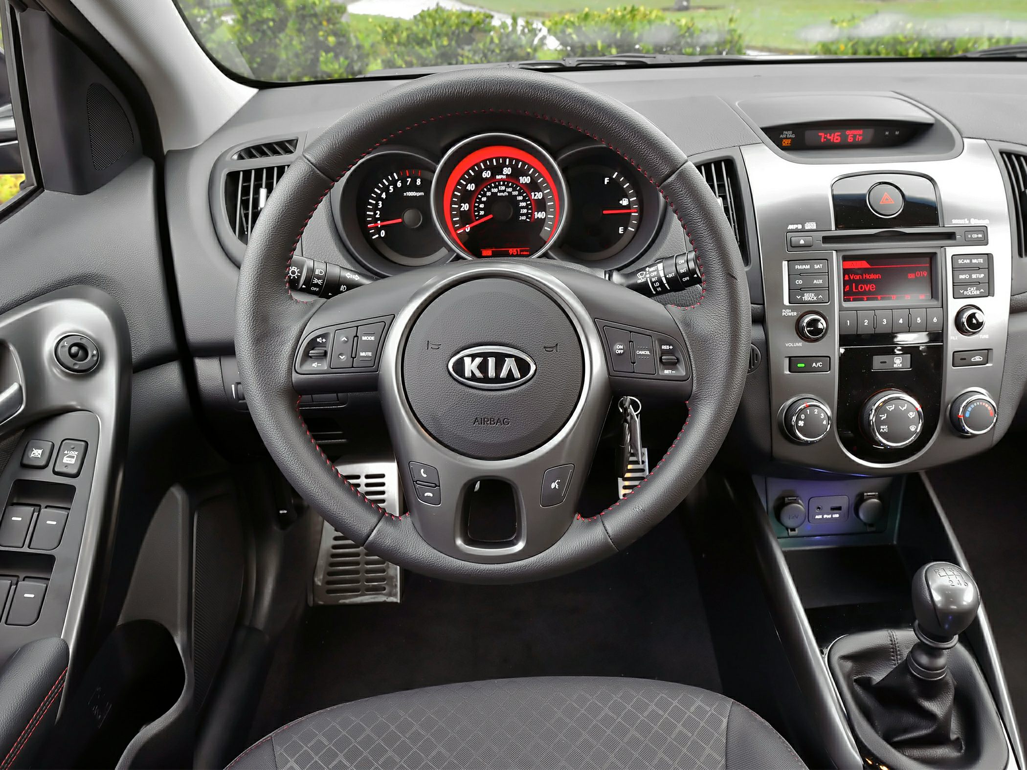 Steering wheel with controls and dashboard with manual gear shift