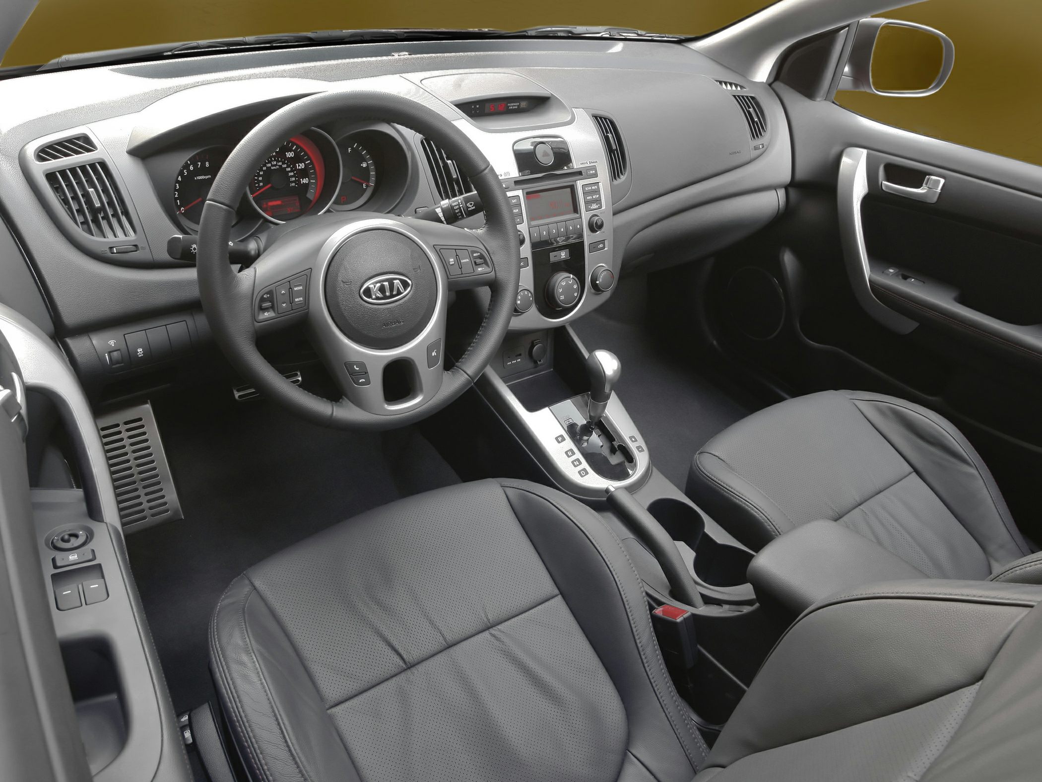 Dashboard, steering wheel, center console with automatic transmission