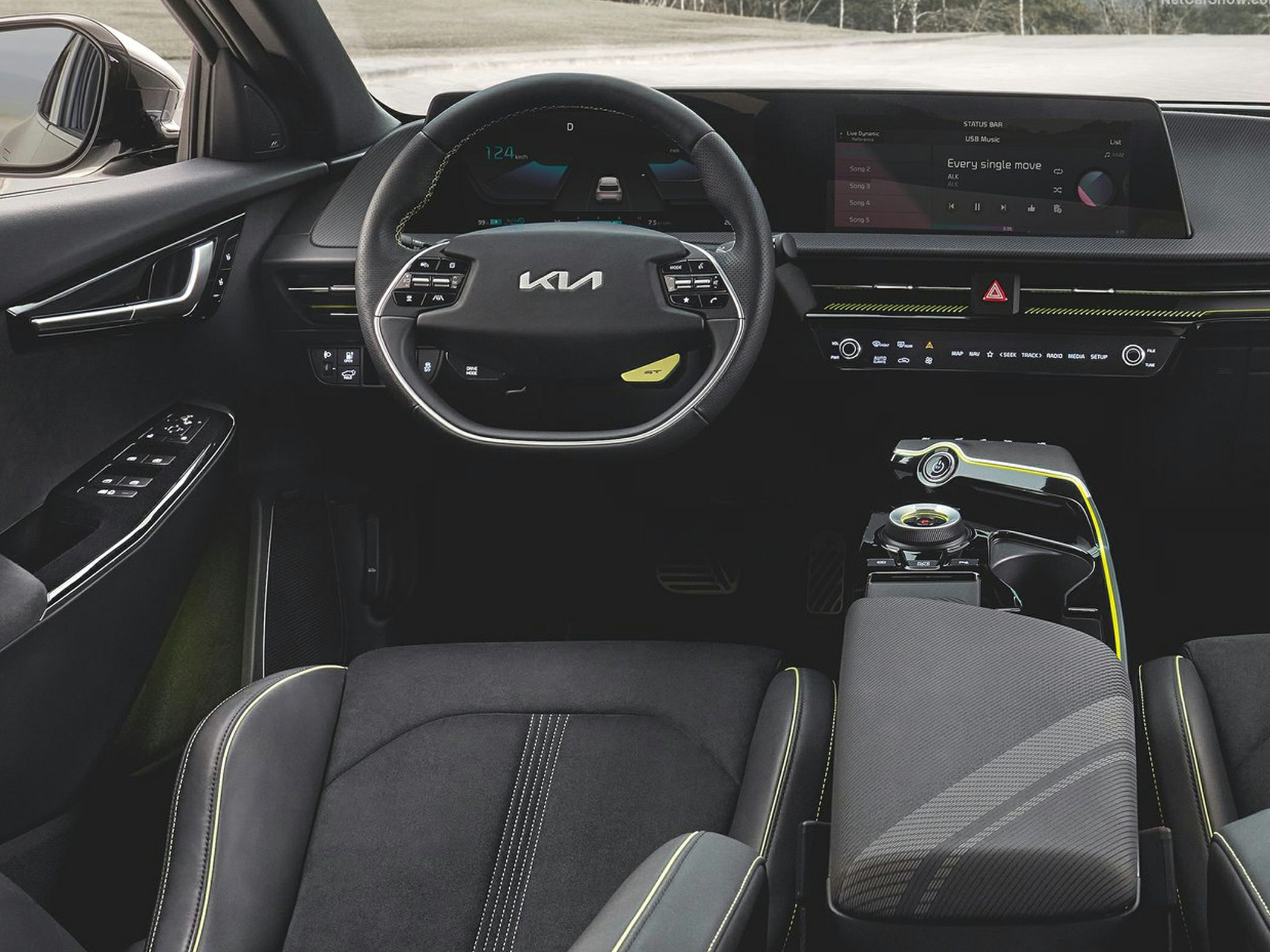 Digital cockpit, multifunction steering wheel, modern infotainment, innovative center console
