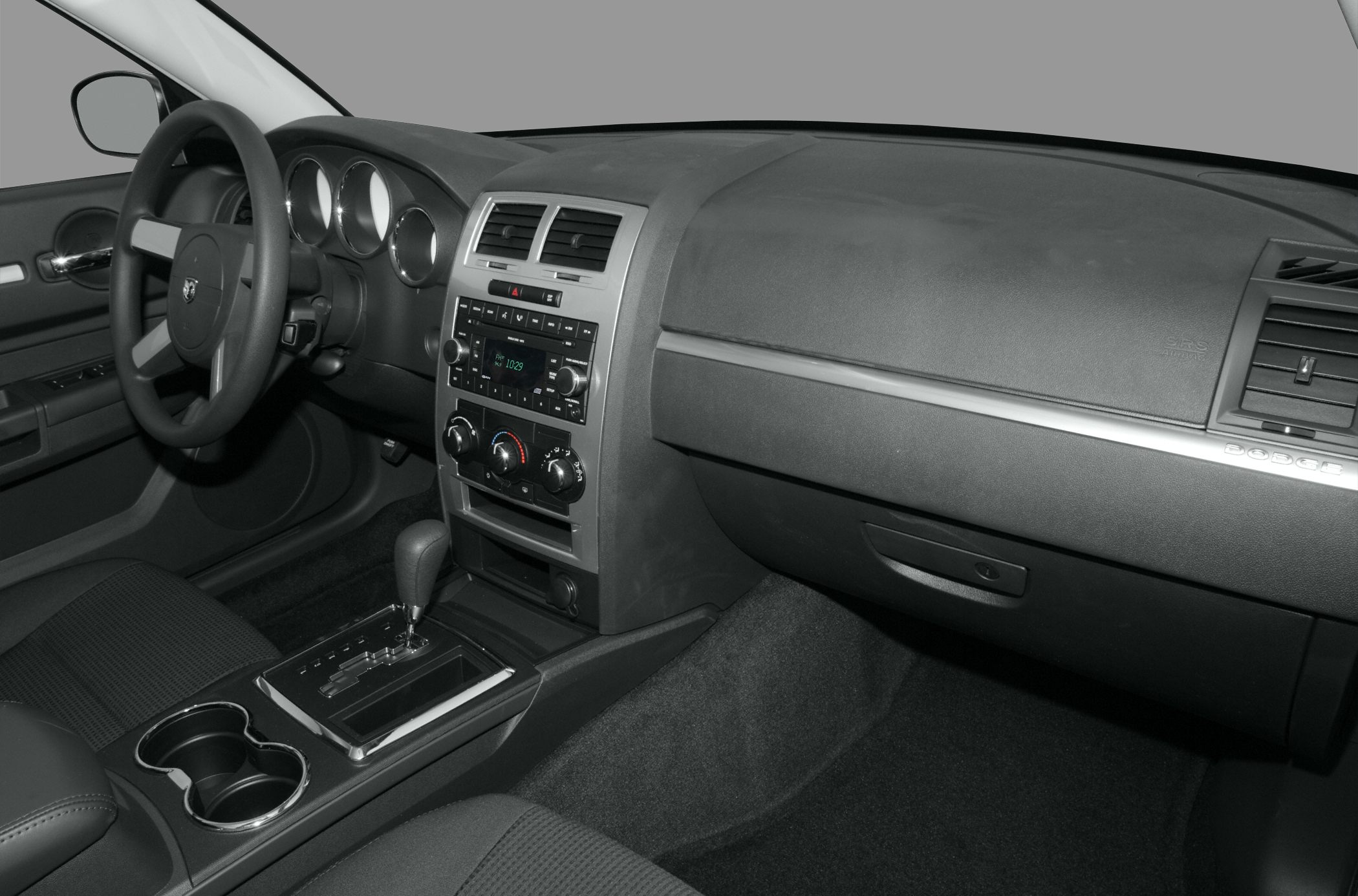 Dashboard, center console, steering wheel, automatic gear shift