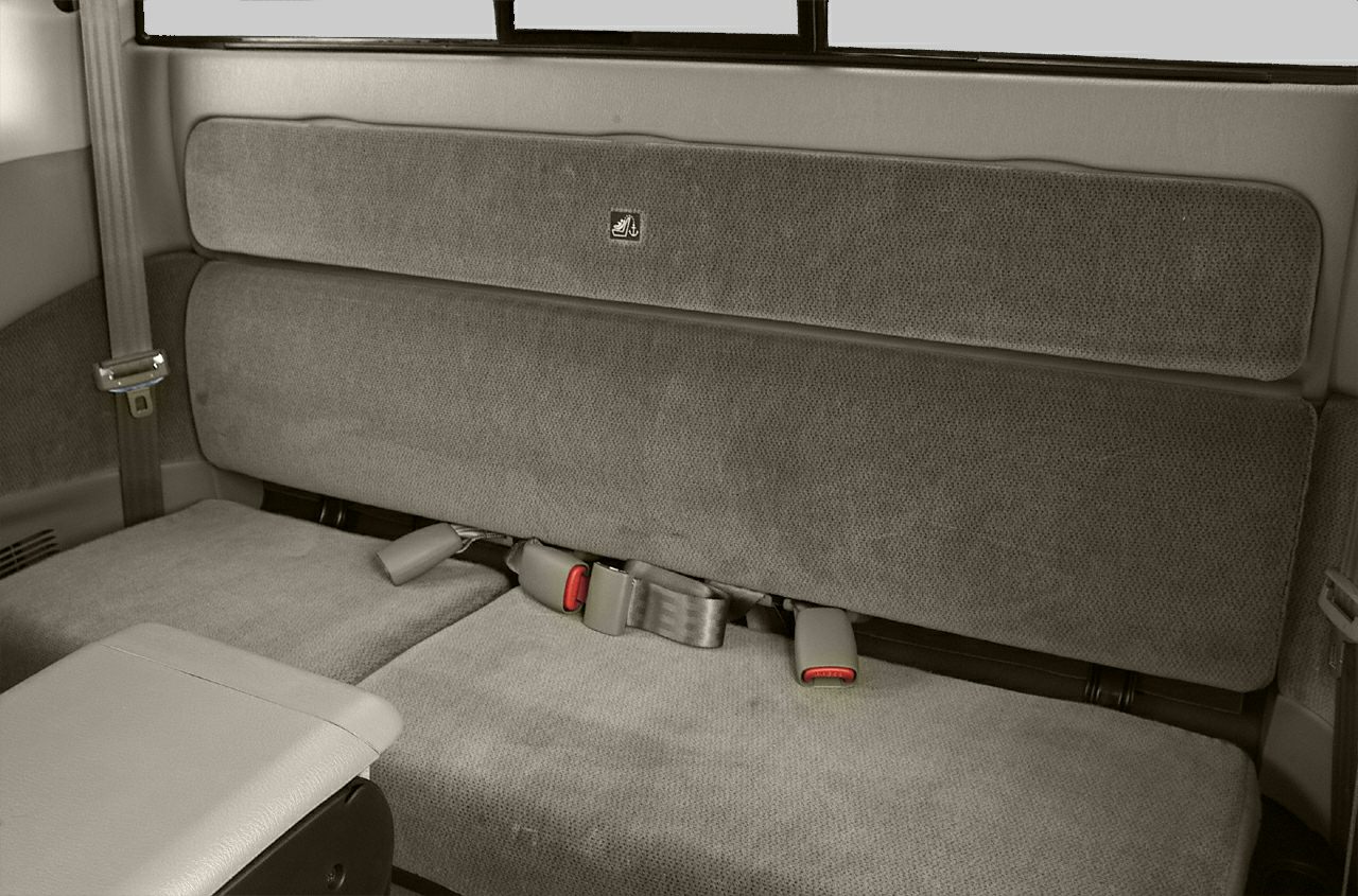Rear bench seat upholstery and seatbelt arrangement