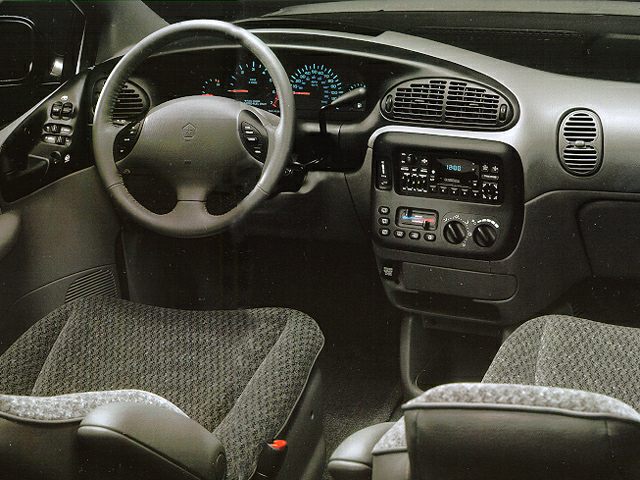 Dashboard layout, steering wheel, fabric seats upholstery
