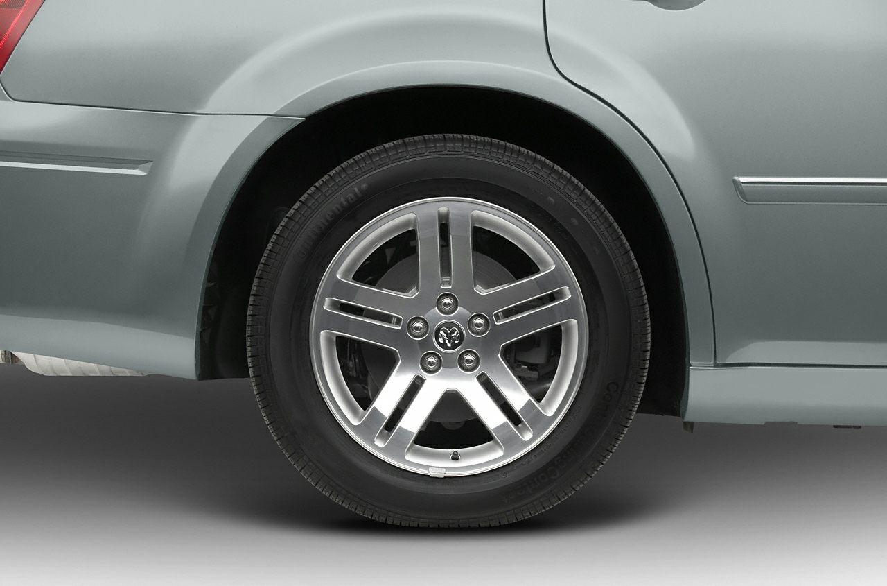 Five-spoke alloy wheel and rear fender with Continental tire