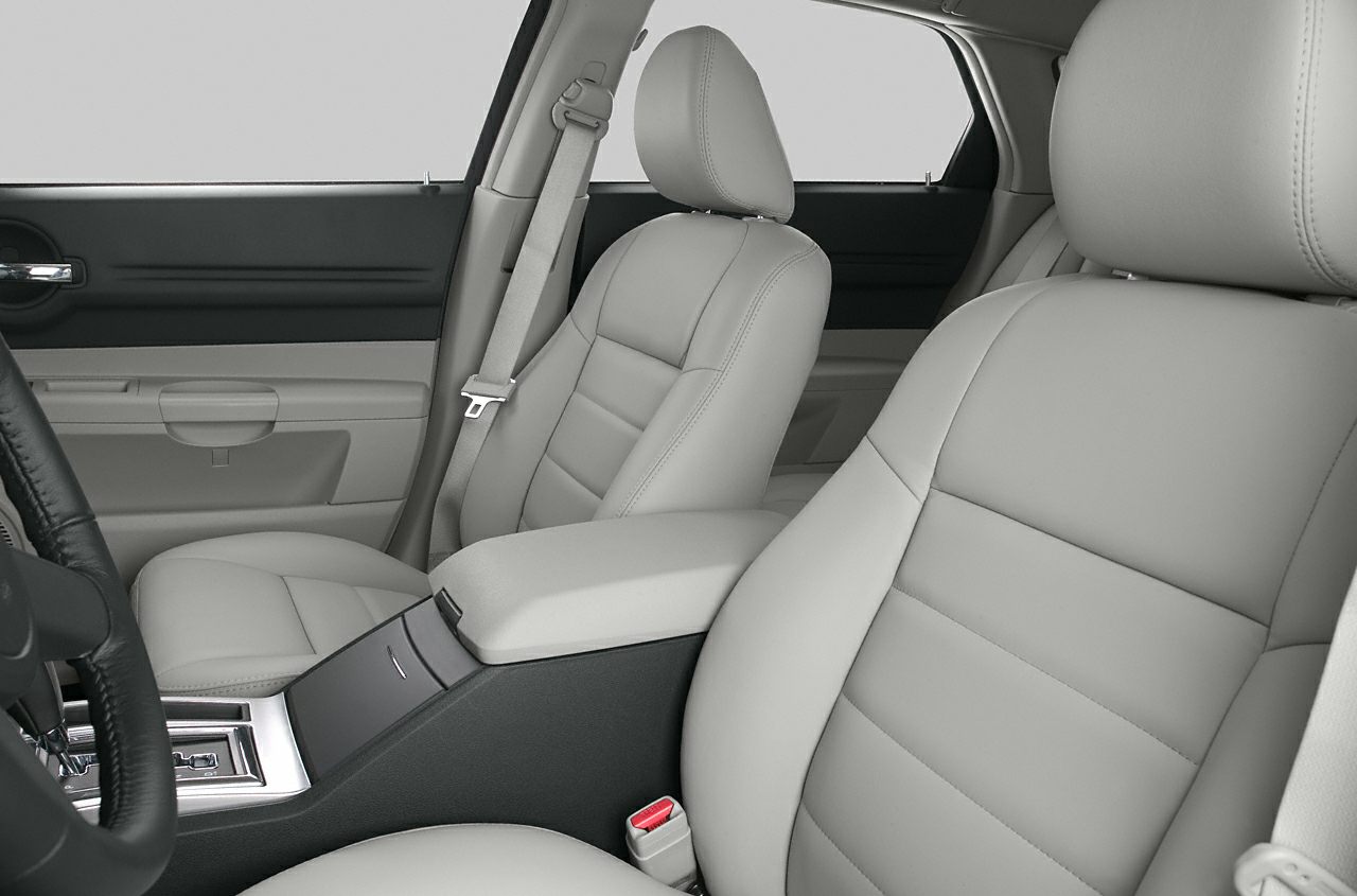 Leather interior seats with central armrest and console