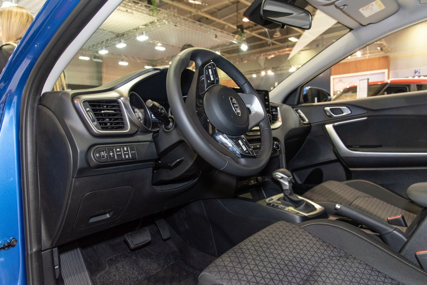 Steering wheel, dashboard, front seats with gear shifter and controls