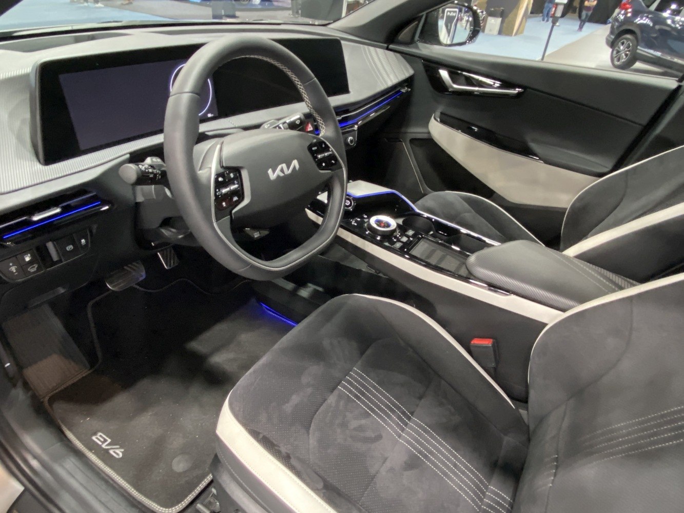Digital dashboard, multifunction steering wheel, ambient lighting