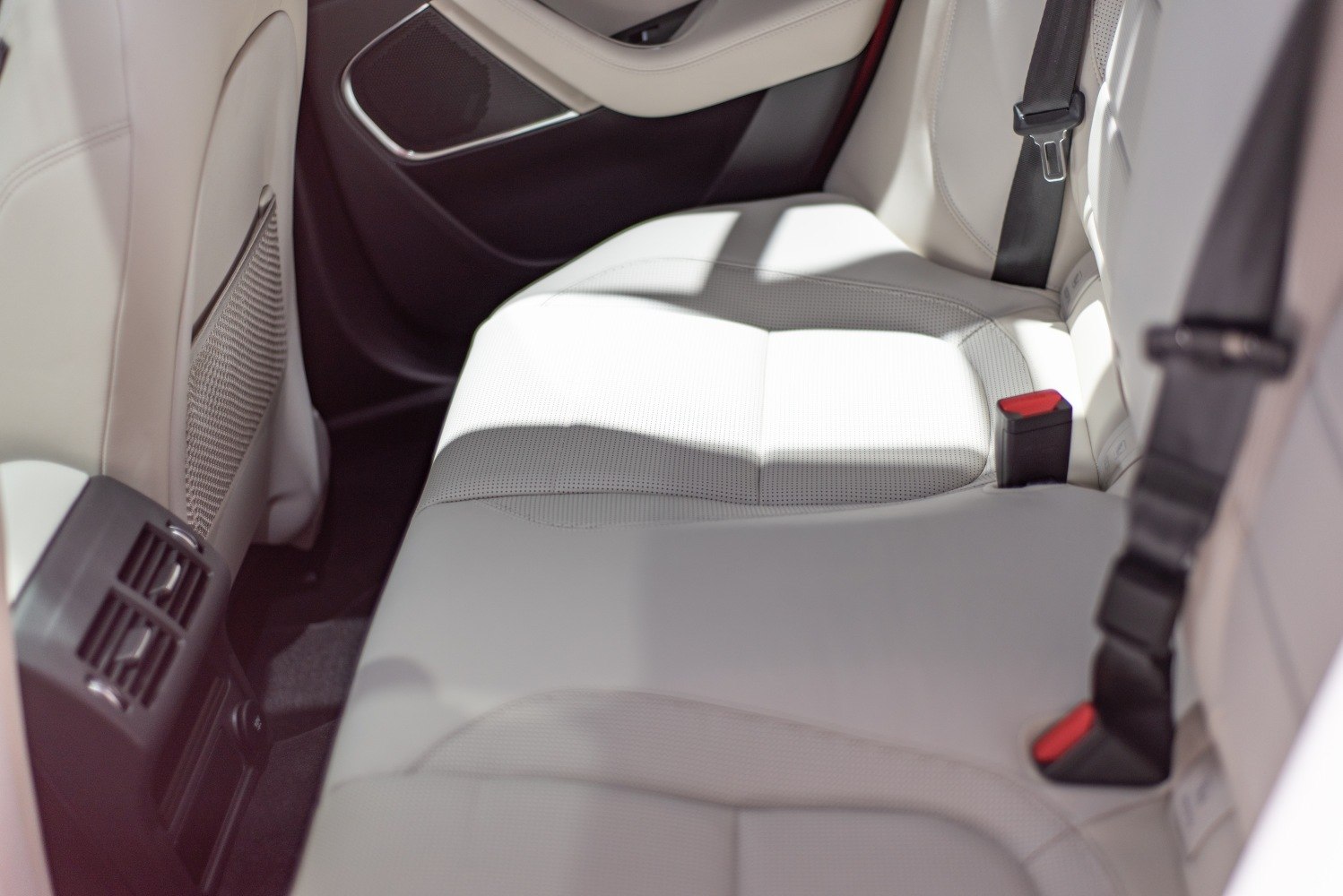 White leather rear seats with perforation and rear air vents