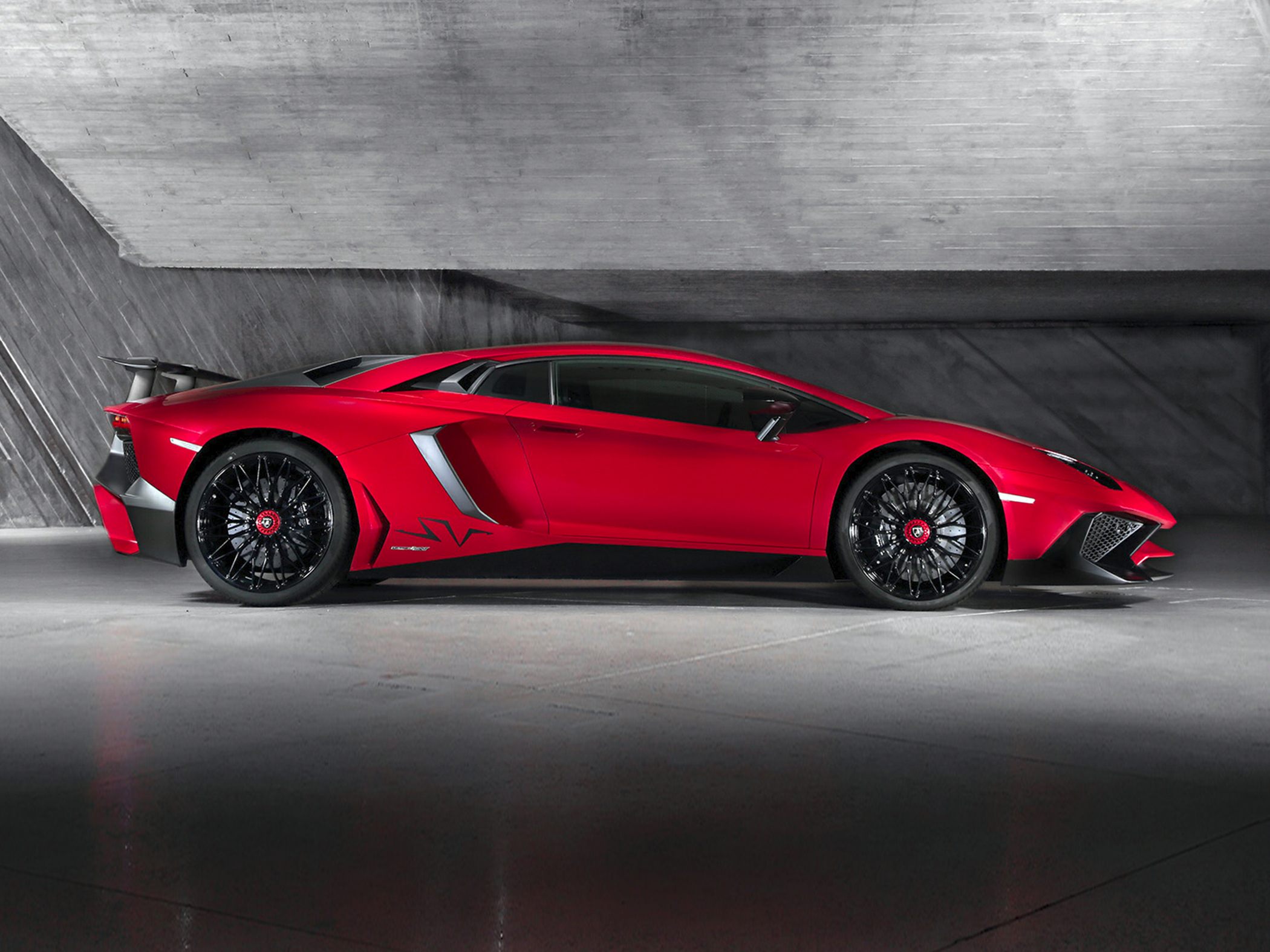 Side profile with aerodynamic design and black wheels