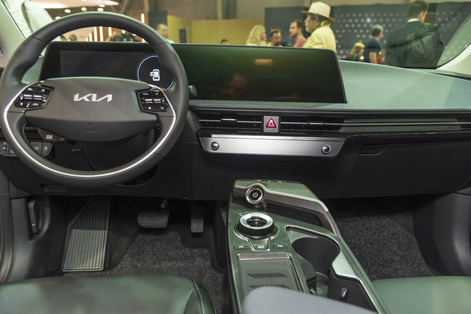 Digital dashboard and multifunctional steering wheel with rotary center console controls