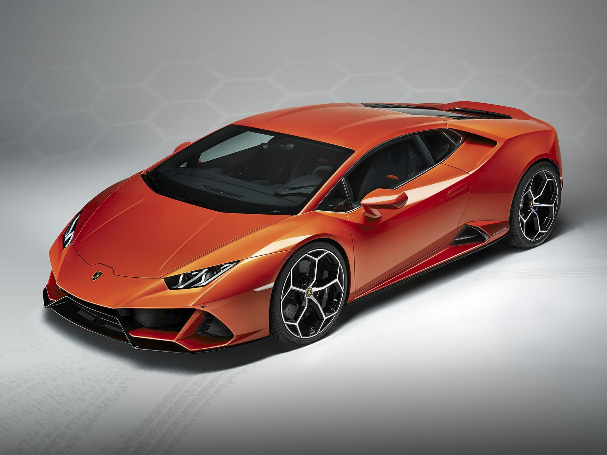Sharp aerodynamic front with unique hexagonal alloy wheels