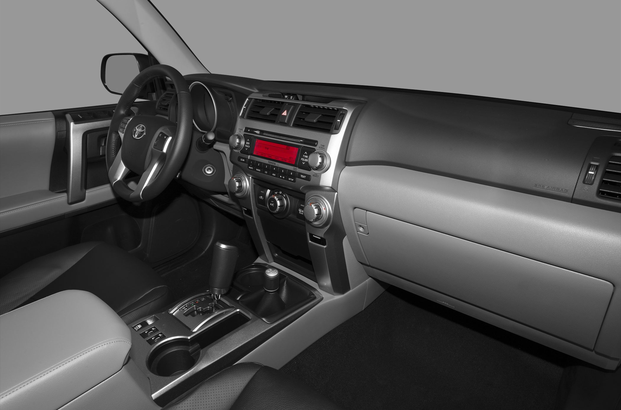 Dashboard layout and central gear shift with control knobs.
