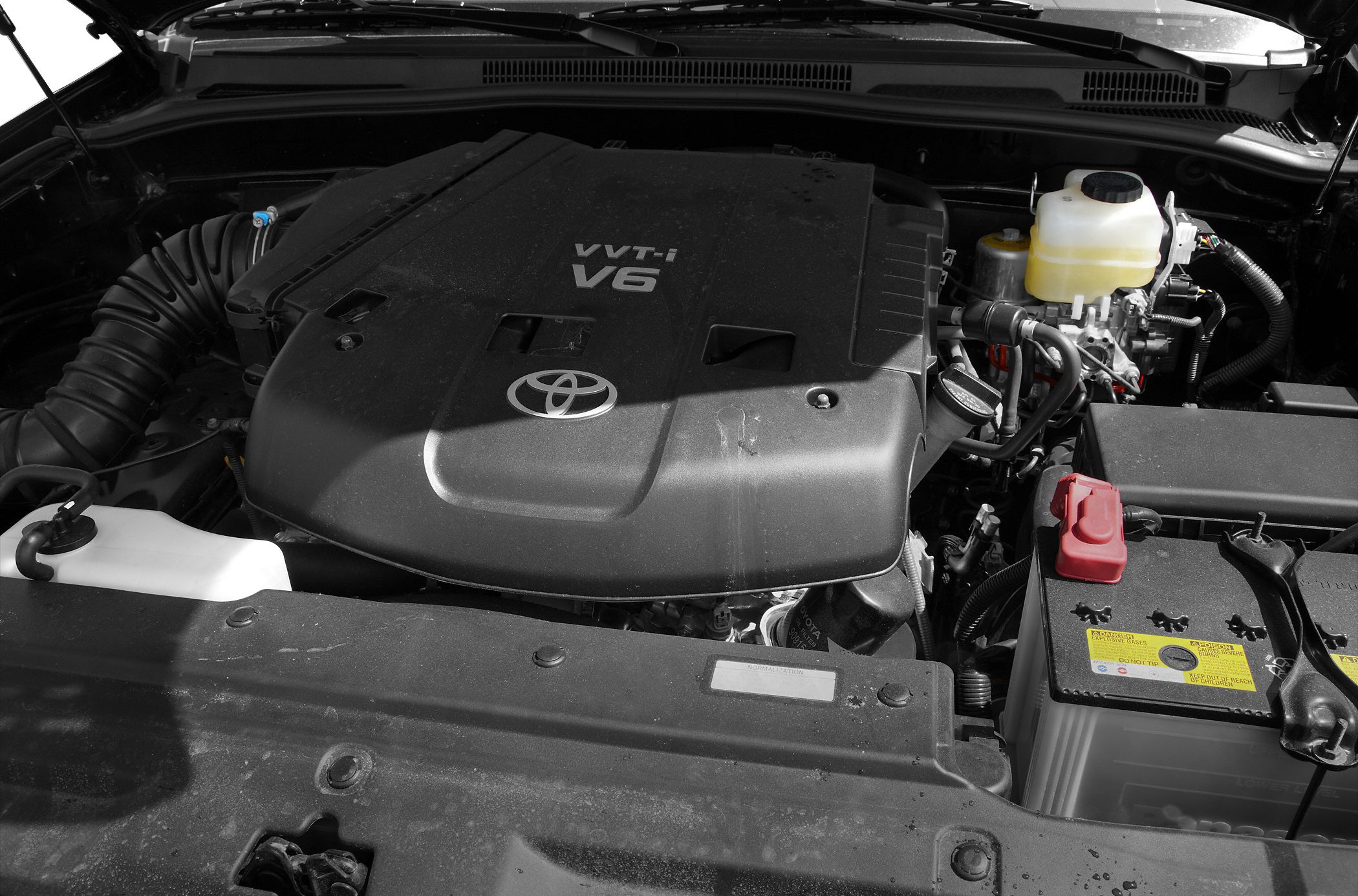 V6 VVT-i engine with battery and reservoirs in engine bay