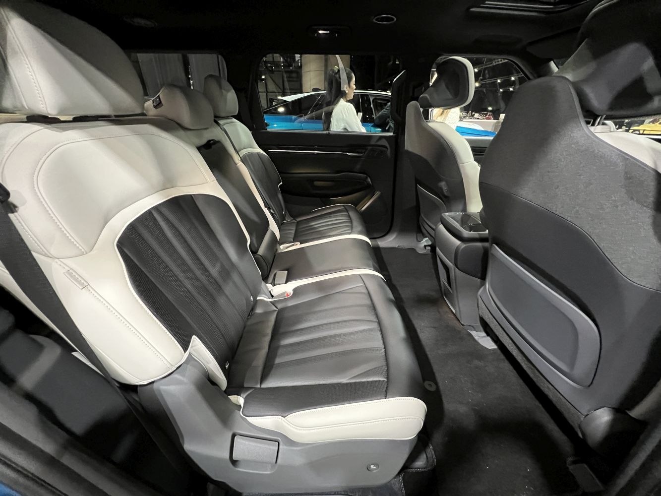 Rear seats with premium two-tone upholstery and spacious design
