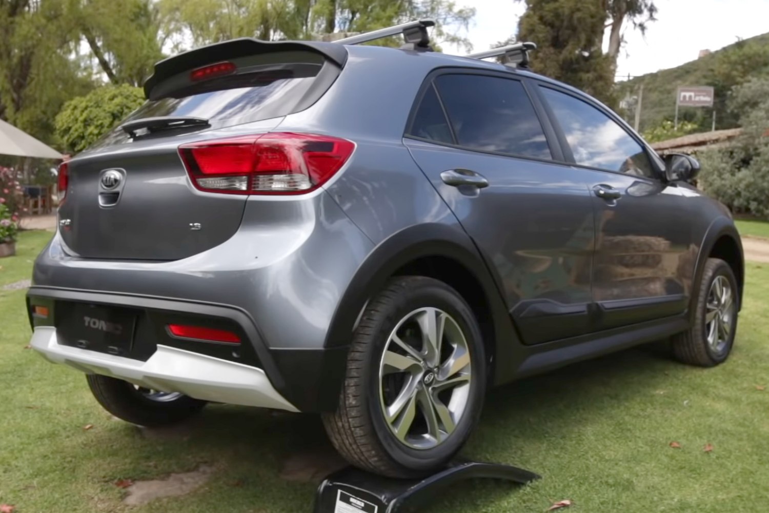Rear side view with roof rack and alloy wheels
