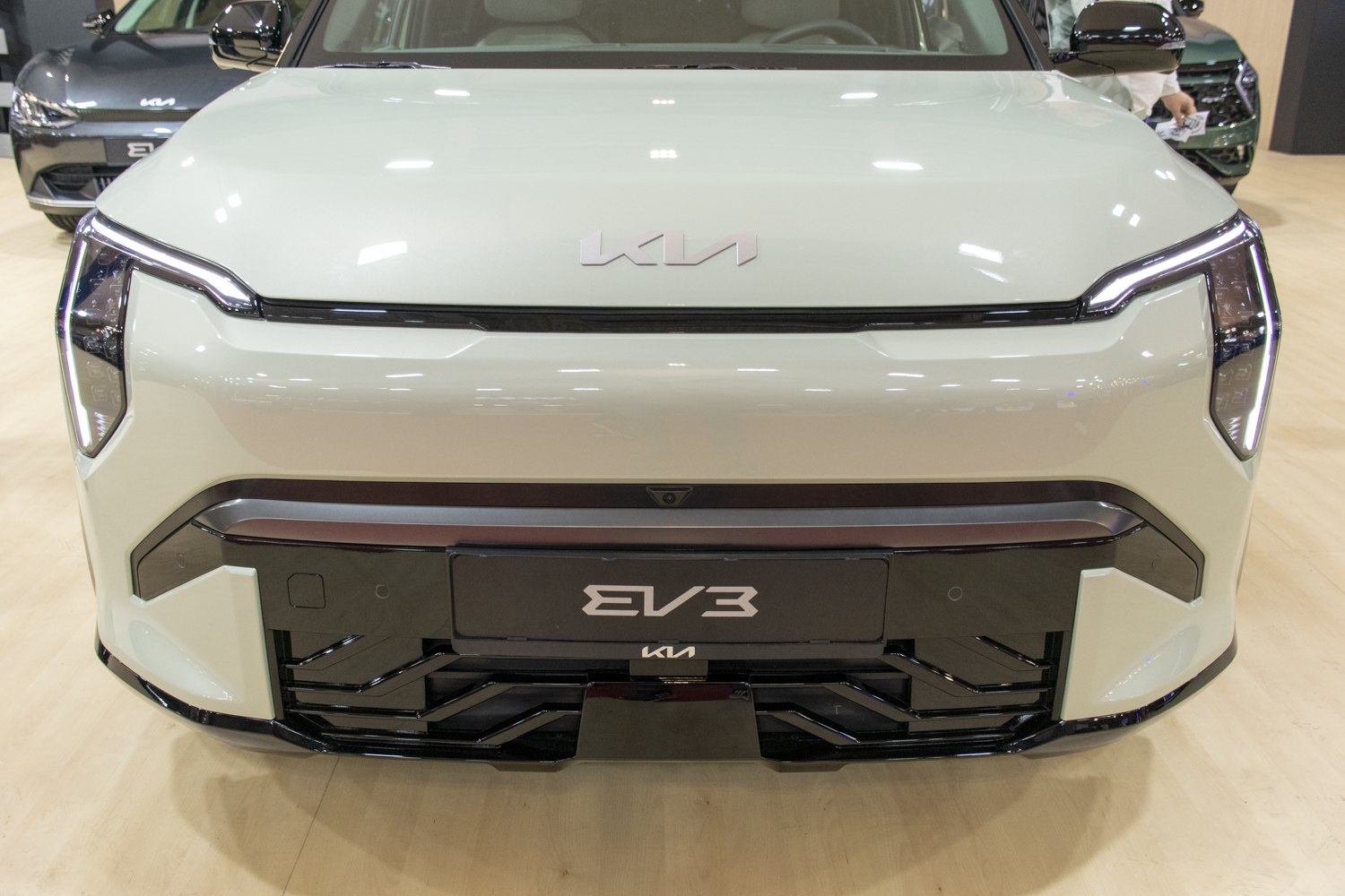 Front fascia with LED headlights and distinctive grille design