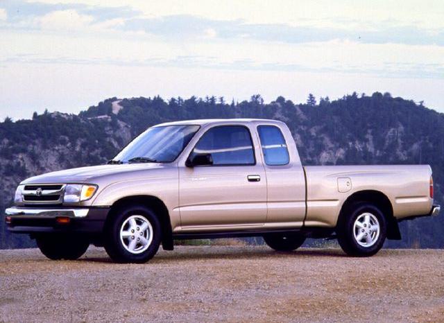 Side view of extended cab pickup truck at outdoor location