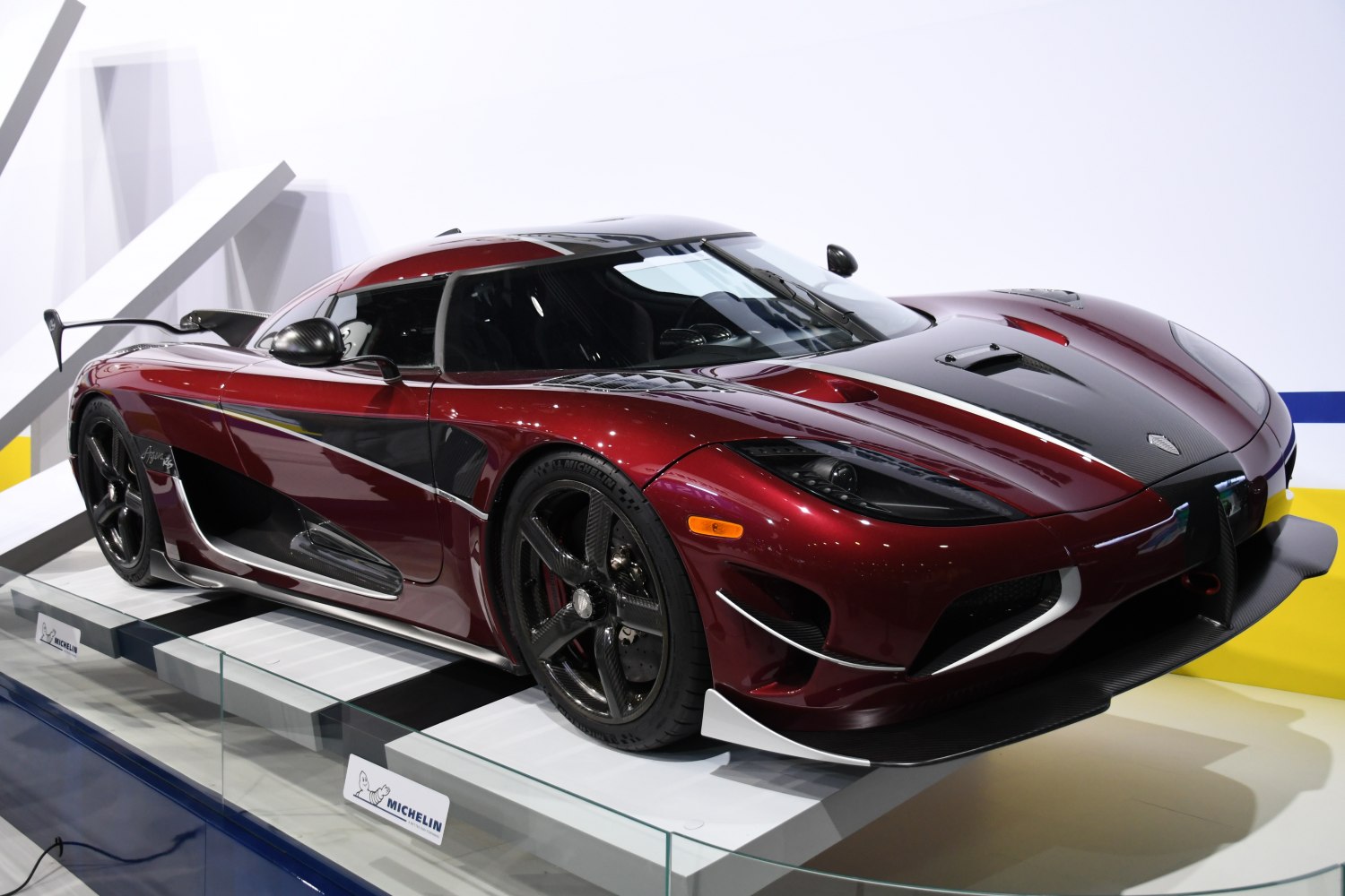 Aerodynamic design with sleek body and carbon fiber details