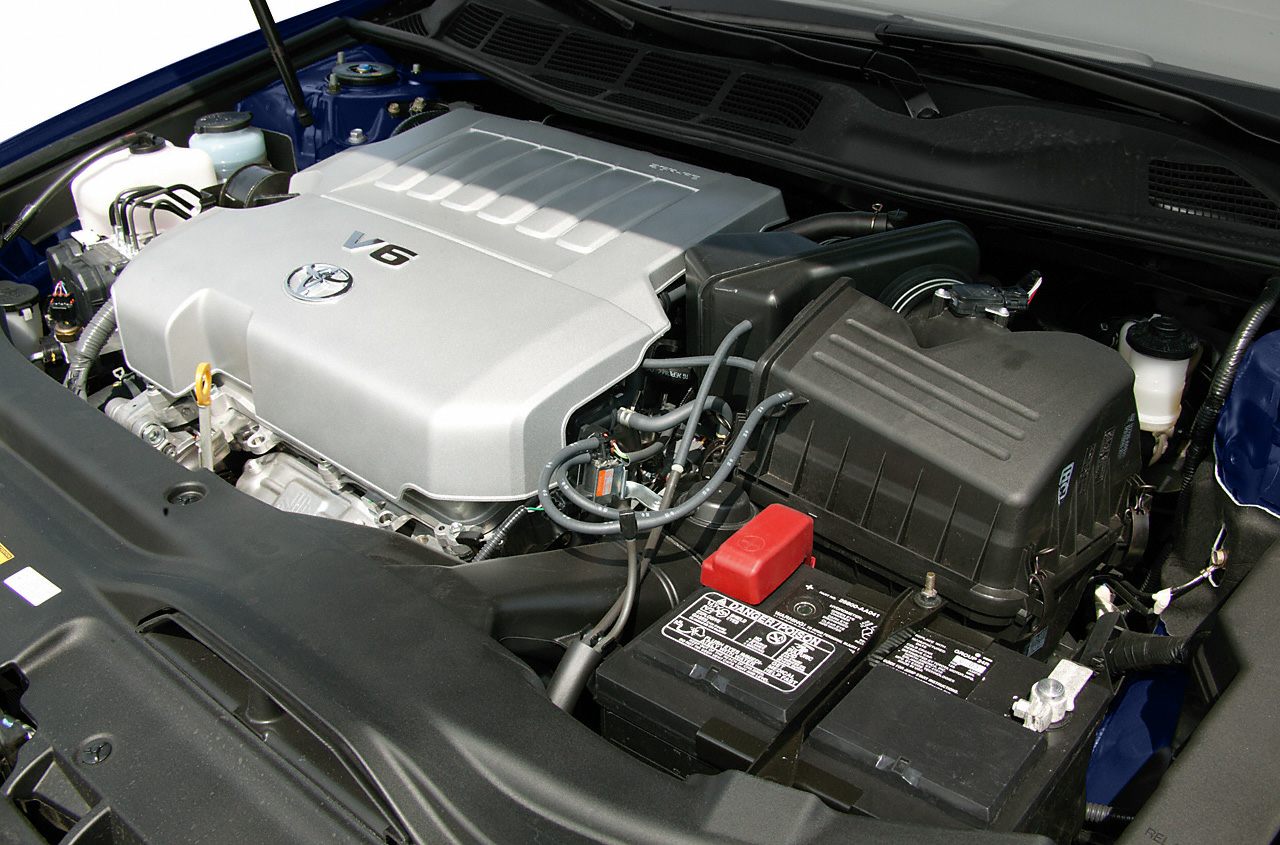 V6 engine compartment with battery and air filter box