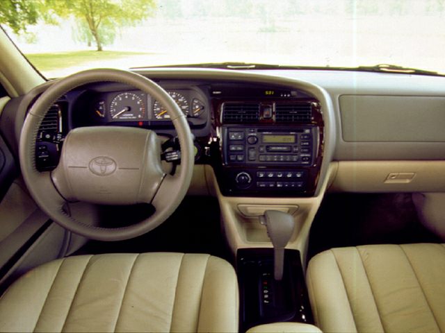 Dashboard layout and steering wheel with beige leather seats