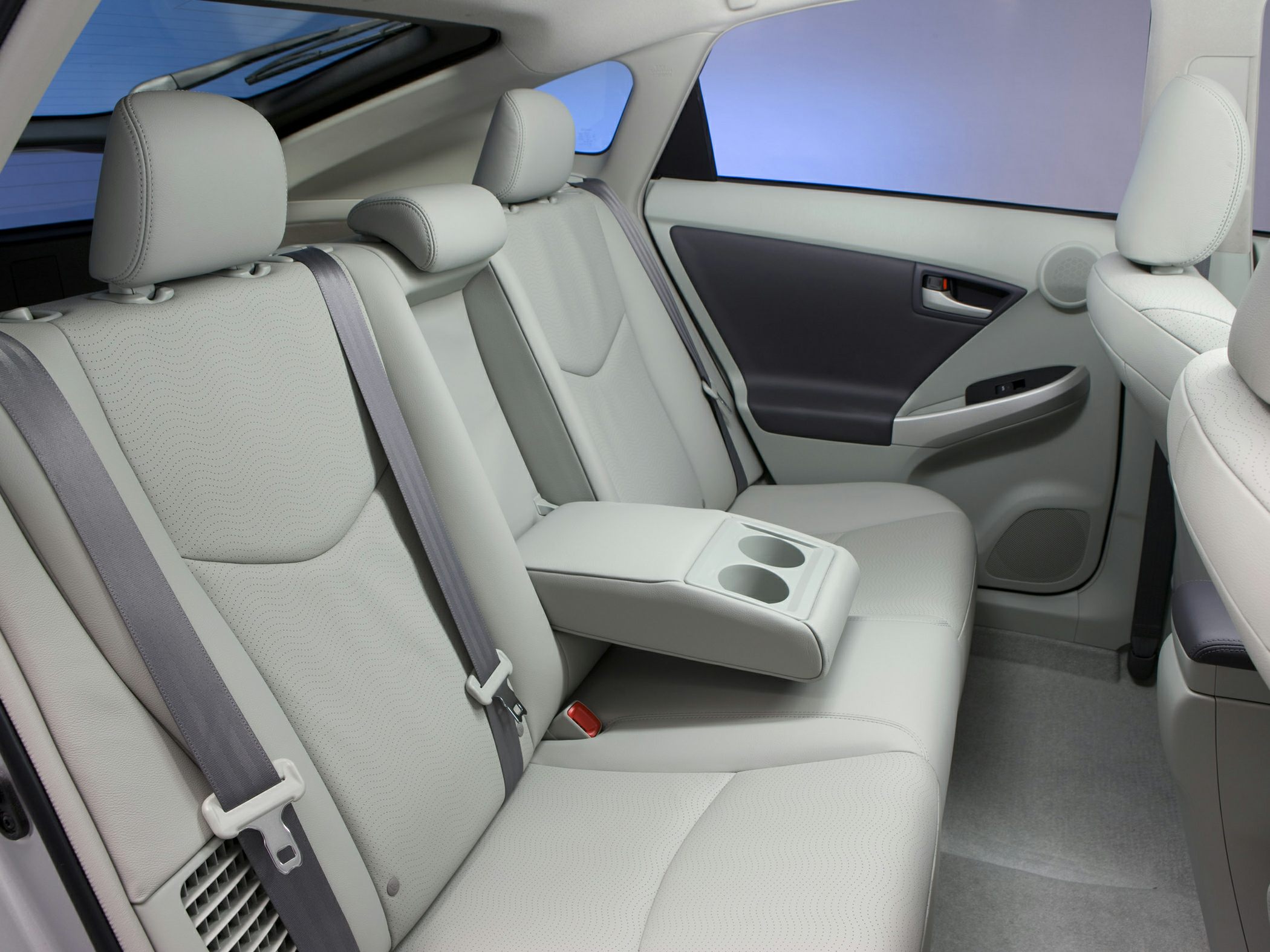 Light-colored leather rear seats with armrest and cup holders