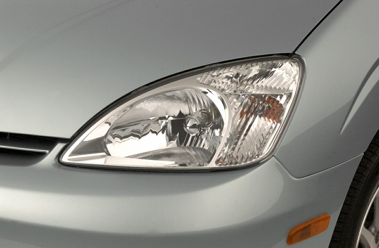 Front headlight and corner body section of a car