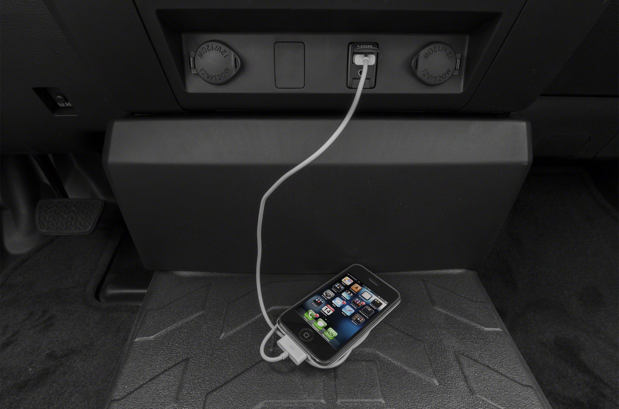 USB port and dual 12V sockets with smartphone charging
