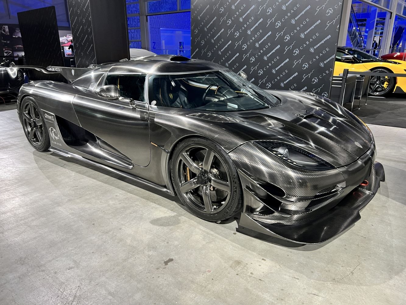 Carbon fiber body with aerodynamic design and large rear wing