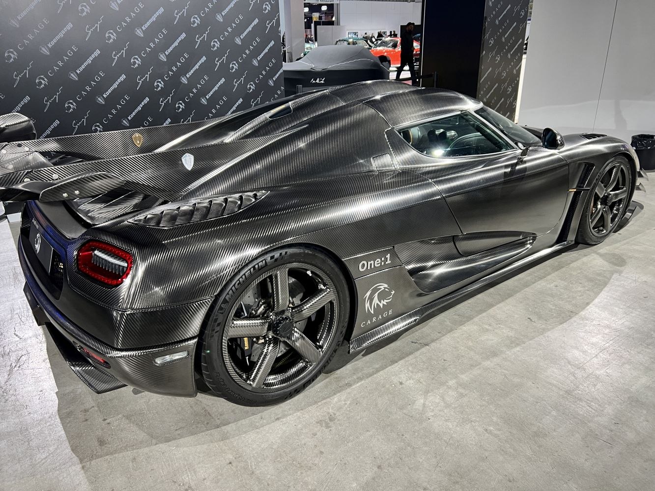 Carbon fiber body and aerodynamic rear wing of a high-performance hypercar