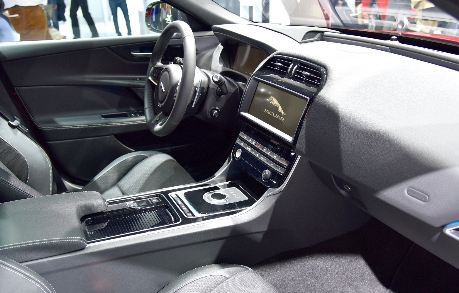 Dashboard, steering wheel, center console with infotainment system and rotary gear selector