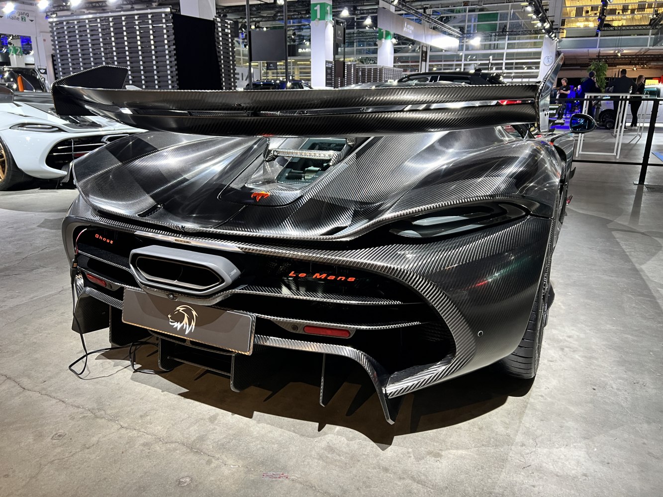 Aerodynamic rear wing and carbon fiber hypercar body