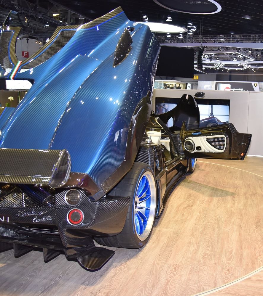 Carbon fiber body, butterfly door, blue alloy wheels